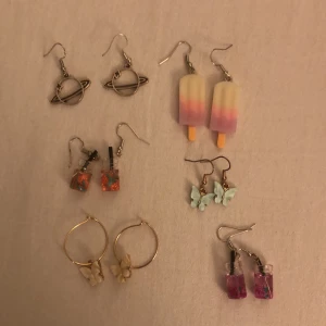 Örhängen  - Super fina örhängen som jag aldrig har använt. Hade förut en liten small business då jag sålde sånna här örhängen. Ett par för 10 kr💕