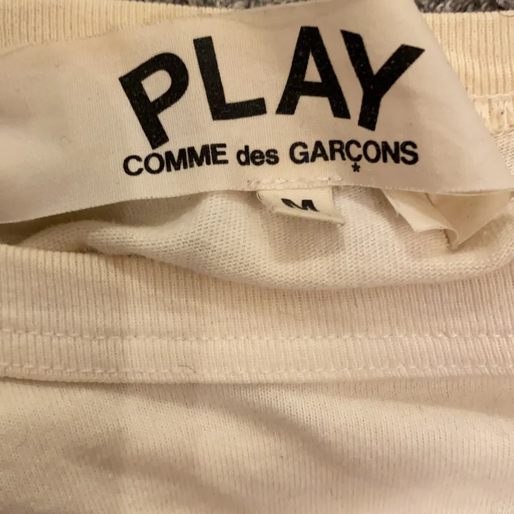 Hej! Jag säljer nu min vita COMME des GARCON tröja då den är för liten för mig. Den har en liten lite fläck längst ner på en av ärmarna, inget man tänker på. Men skriv om ni vill ha fler bilder!!. T-shirts.