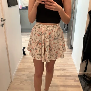 Kjol/shorts - Shorts som faller som en kjol. Lite använd men mest hängt i garderoben.