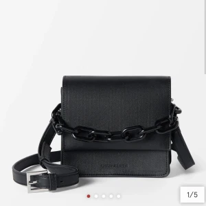 Carin Wester Crossbody väska - Svart väska från Carin Wester, modellen heter CW Cross Mila. Köpt på Åhléns för 399kr, aldrig använd!