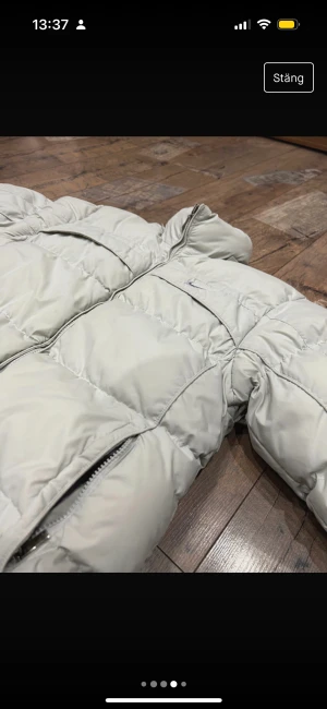 Vintage Nike Jacka  - En vit/grå vintage Nike jacka!  Säljer på grund av garderobs rensning! 