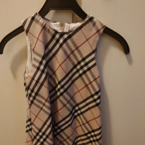 Burberry storlek 92/98 - Knappt använd. Dragkedja på ryggen.