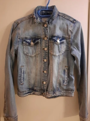 Jeansjacka från Vila - Jeansjacka från Vila i storlek S. Jackan är endast använd fåtal gånger och i mycket gott skick.