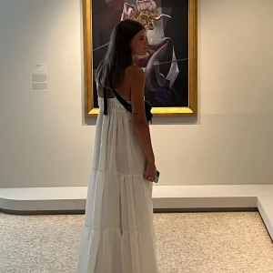 Vit Boho klänning  - Intresse koll på min fina klänning som är köpt i Venedig. Super söt och är i en boho stil. Har en virkad del på bysten, perfekt till sommaren. 