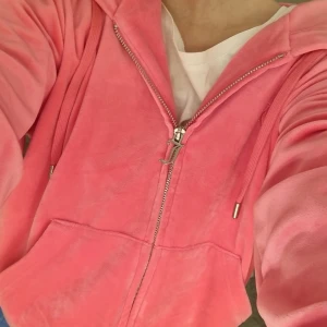 Oanvänd fin hoodie ( Juicy couture) - Juicy couture fluro pink hoodie strl m,i oanvänt skick, säljes pga felköp av strl. Hoodien är skrik rosa och super fin.❤️❤️
