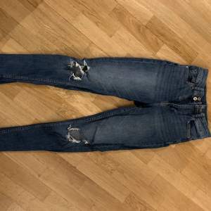 Högmidjade mörkblå jeans i storlek 34. Jättefina på men tyvärr för små på mig💙