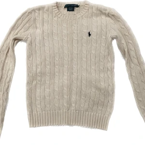 ralph lauren tröja vit - vit RL tröja i storlek S. i bra skick <3 efterfrågan blev jättestor 😭 budgivning slutar på måndag !