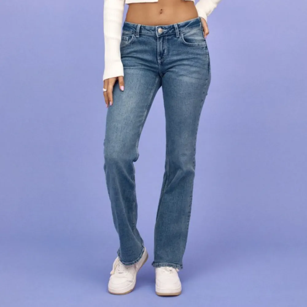 Säljer dessa lågmidjade jeansen i stl 36. . Jeans & Byxor.