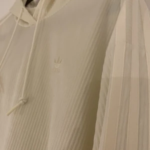 Hoodie Adidas - Vit Hoodie från adidas. Aldrig använd.