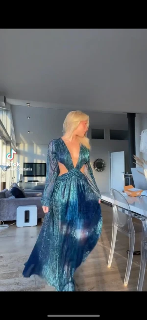 Balklänning💙 - Intressekoll på min super snygga balklänning! (Köpt second hand av Alva och lånat hennes bilder! ❤️)  hör av er vid frågor! Många intresserade 1500kr först till kvarn!