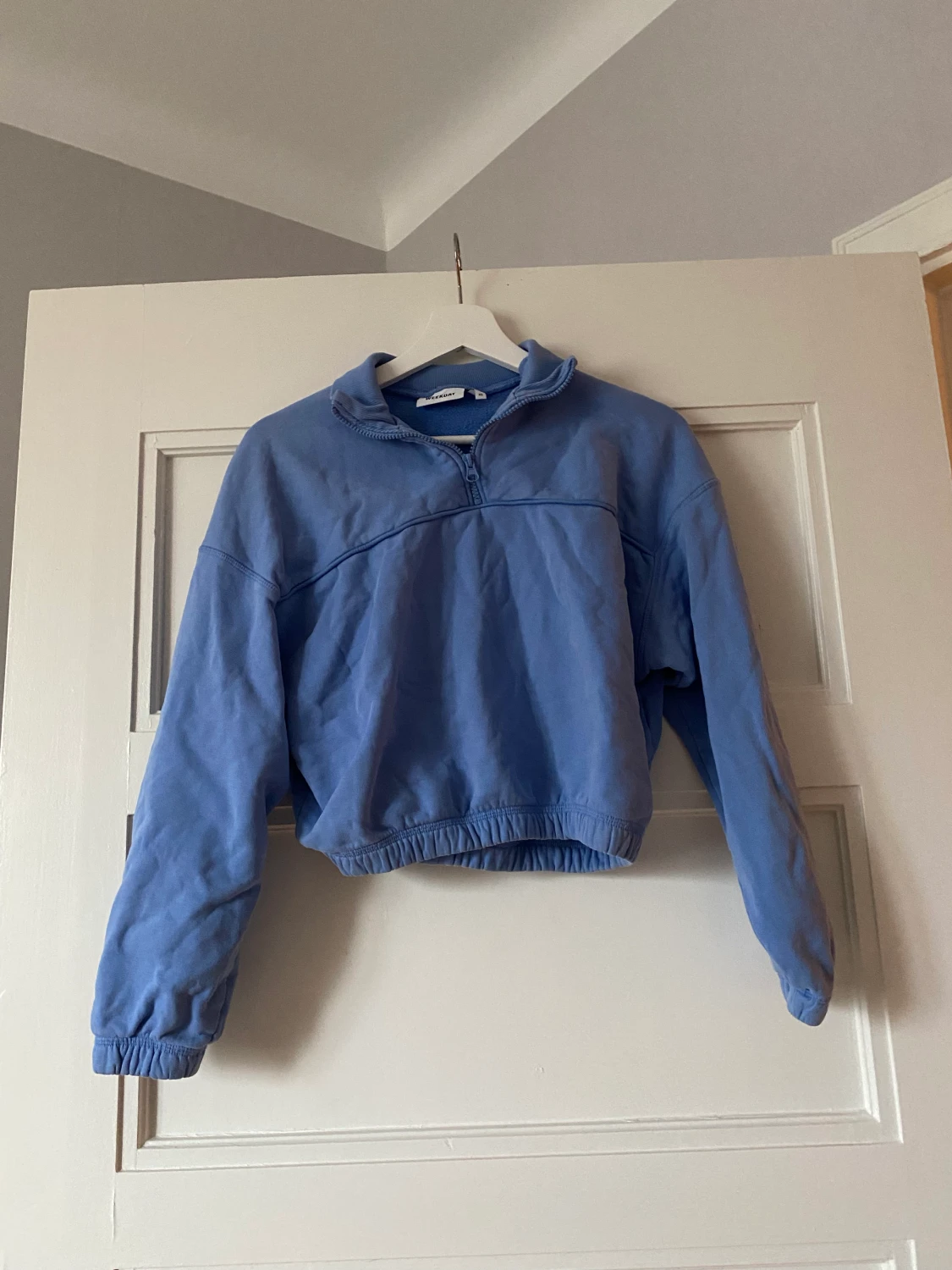 Kortare tröja i vacker blå färg