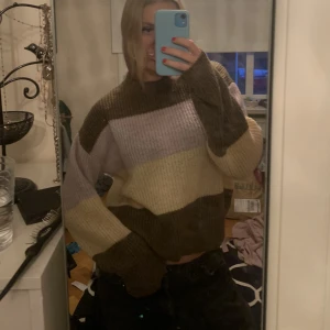 Nakd tröja stickad - Stickad tröja från nakd i trevliga nedtonade färger. Jävligt go och skön, i perfekt skick. Riktigt fin men har alldeles för många likadana tröjor. 