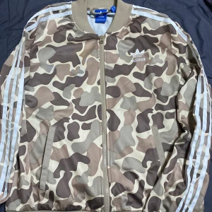 Adidas kofta - En adidas kofta i storlek S använt den några gånger. köpte den för 800kr