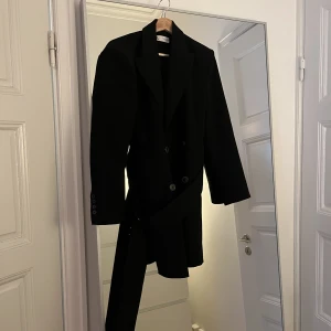 Zara kavaj/klänning - En svart kavajklänning / längre kavaj med bälte i midjan. Supersnygg fit på den! 😍