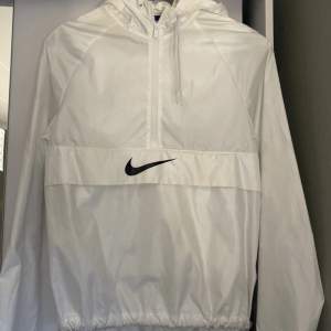 Nike regnjacka dam. Knappast använd.  • Perfekt för träning 🏃‍♀️ • Storlek XS 🌺 • väldigt bra skick • Pris 400kr + frakt 📦 