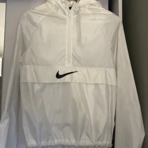 Nike regnjacka 🌺 - Nike regnjacka dam. Knappast använd.  • Perfekt för träning 🏃‍♀️ • Storlek XS 🌺 • väldigt bra skick • Pris 400kr + frakt 📦 