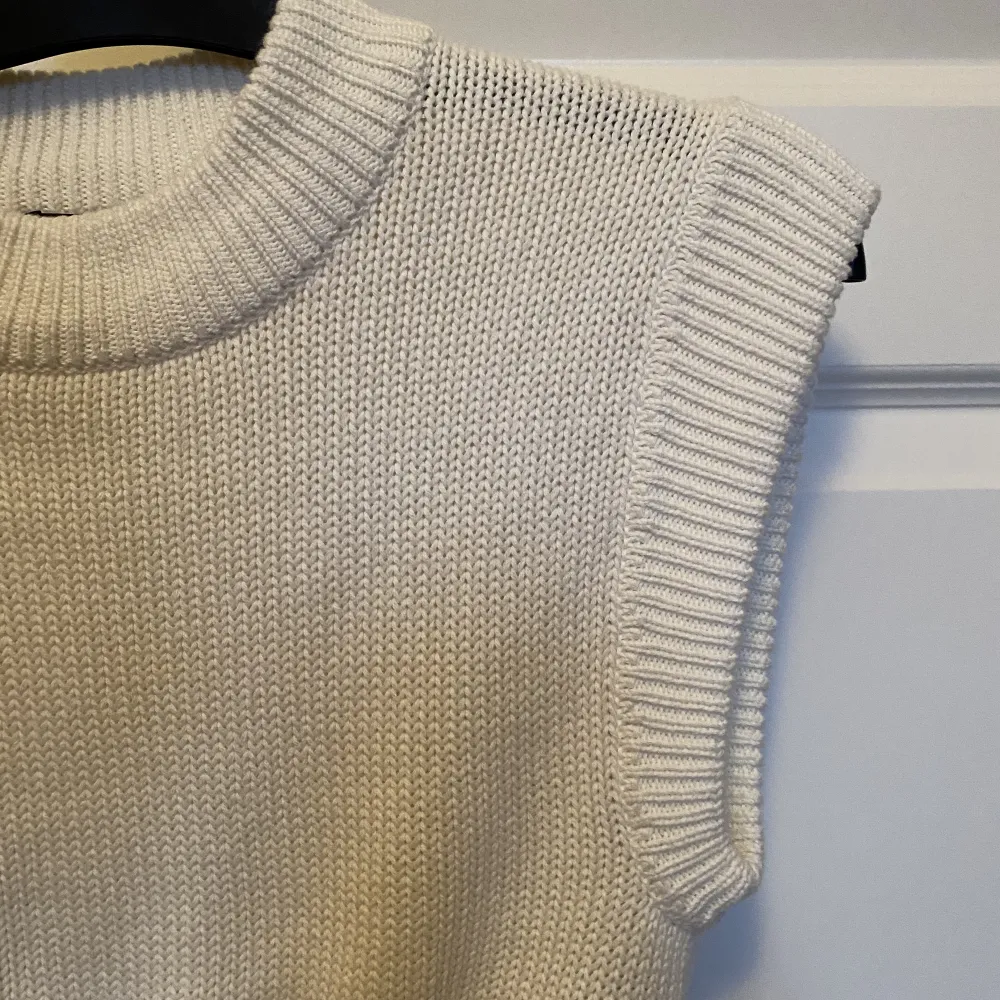 Stickad pull over väst från Gina Tricot  Helt oanvänd - ny pris ca 250-300kr Fint material och VÄLGJORD, så fin! . Stickat.