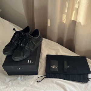 Valentino rockstud sneakers  - Valentino rockstud sneakers storlek 37.5, skulle passa 37-38 skulle jag säga!! Kartong, dustbag, extra skosnören och extra nitar medföljer. Lite slitning på höger framsko, se bilder!