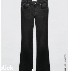 Low rise flare jeans - Lågmidjade jeans från zara i helsvart, skriv för egna bilder. Avklippta så att dom passar nån runt 165cm. Köparen står för frakt ❤️