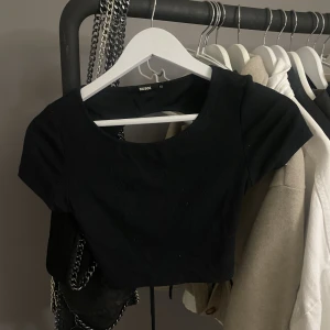 Topp med öppen rygg💗 - Super söt topp med öppen rygg med snörning💗 använd få gånger,(den är lite dammig då den inte är använd på en stund, de är inte fläckar)💗