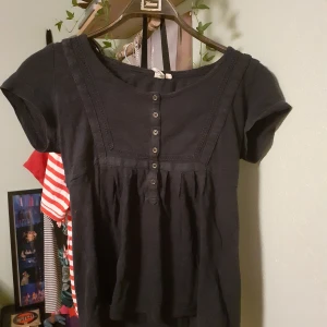 Matinblå T-shirt  - Fin marinblå tröja från 365 sunshine i bra skick. Mönster på framsidan och storlek S 💙 Frakt: 45 kr