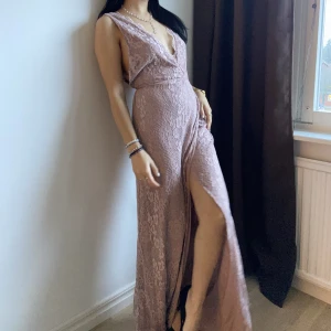 Rosa balklänning  - En stilren balklänning, festklänning i storlek S använd bara 1 gång 