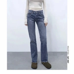 Mid Rise jeans från zara  - Säljer mina mid Rise jeans från zara i storlek 32. Lite avklippta eftersom dem va lite långa på mig som är 156cm. Säljer pågrund av att dem är för små för mig. 