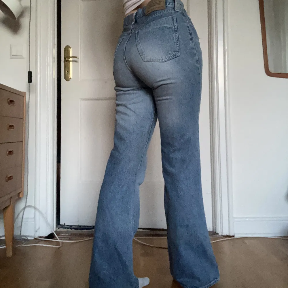 Ett par skitsnygga 90-tals jeans med utsvängda ben och låg midja. Säljes för 50 kronor plus 60 kr frakt (om du vill ha spårbar) . Jeans & Byxor.