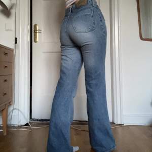 Ett par skitsnygga 90-tals jeans med utsvängda ben och låg midja. Säljes för 50 kronor plus 60 kr frakt (om du vill ha spårbar) 