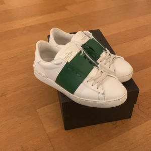 gröna valentino skor - säljer mina jättefina valentino skor som tyvärr inte kommer till användning!💕nya snören ingår, box finns & äkthetsbevis!