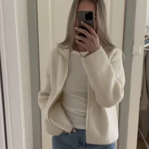 Bik bok kofta! - Säljer denna populära koftan med dragkedja från Bik Bok🌸 använd enstaka gånger, mycket bra skick! Först till kvarn❣️