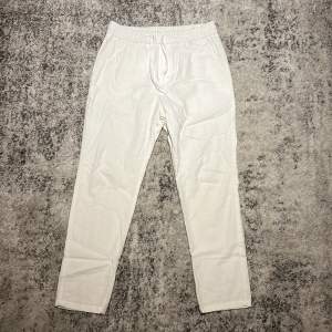 Vita linne byxor från only & sons, inköpta förra året, använda fåtal gånger, skick 7/10. Litet märke på höger sidan därav priset! Storlek S