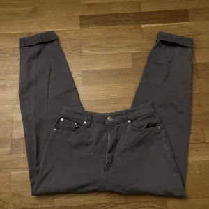 Kostymbyxor/jeans - Ett par vanliga byxor. Dem är ganska stretchiga, även om de är jeans material. Fråga om de är något du undrar:)