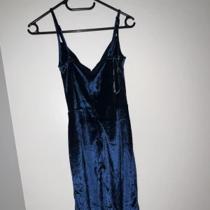 Oanvänd blå sammetsklänning  - Helt nytt skick aldrig använd.  Storlek 36/S