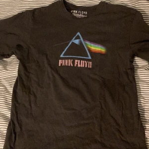 Pink Floyd tröja - T-shirt bra skick köptes i våras i Paris på pull and bear. Oversized storlek s