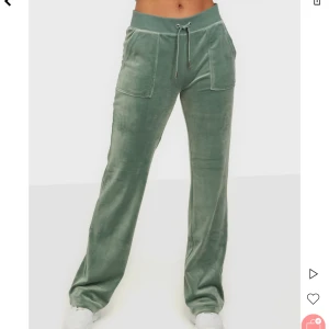 Juicy couture  - helt nya juicy couture byxor i färgen ljusgrön. Köpt för 2 månader sedan. De är endast använd 4-8 gånger och inte mer! Säljer för att de är köpt i fel storlek. Dom är helt nya som sagt knappt använda! Skriv om du vill ha bilder eller bara har funderingar❤️