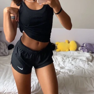 Nike tränings shorts  - Jätte snygga svarta tränings shorts. Använda en gång. Storlek S. Säljs för 270kr + frakt. 