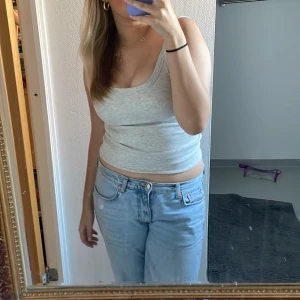 straight low waist  - Jättesnygga trendiga low waist jeans från gina 