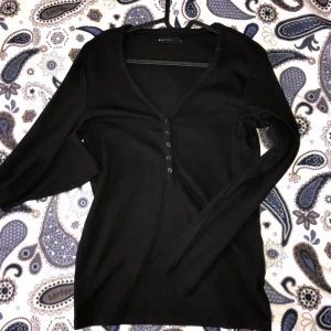 Tröja med knappar  - Jätte fin tröja från Mohito, säljer för jag använder den knappt