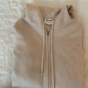 Soft goat zipup - Säljer min jättefina zipup tröja från Soft goat. Knappt använd, inga defekter.  Nypris 2295. Lånade bilder❤️