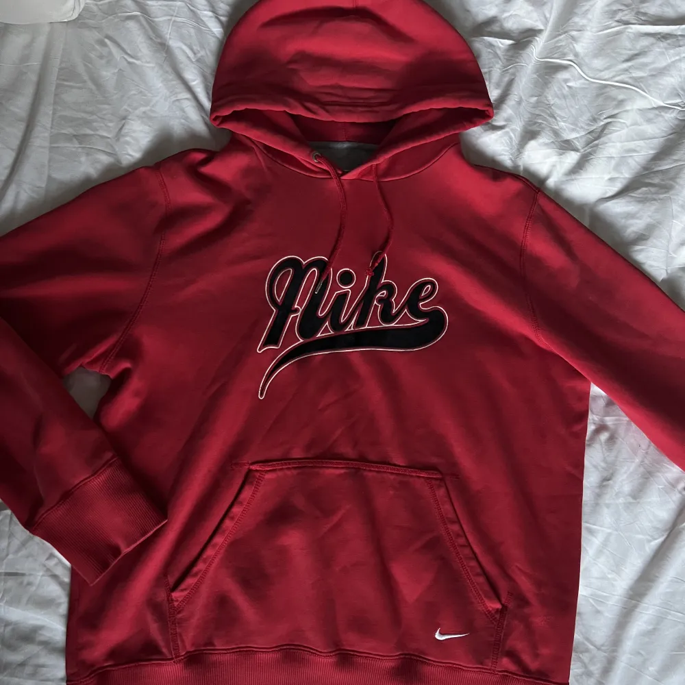 En röd vintage hoodie från Nike. Storlek L, fint skick. 300kr + frakt 66kr ❤️. Hoodies.