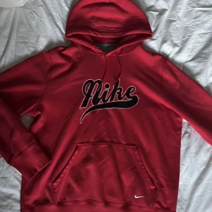 Nike hoodie vintage - En röd vintage hoodie från Nike. Storlek L, fint skick. 300kr + frakt 66kr ❤️