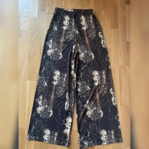 Vida byxor ormskinnsmönster - Vida byxor i fint skick, superskönt tunt material. Resår i midjan. 