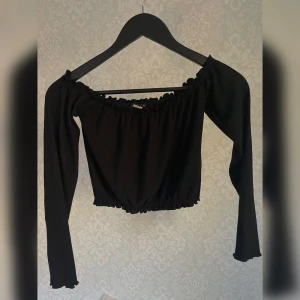 Svart off-shoulder top - Långärmad croptop från BikBok, bra skick.