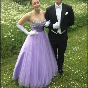 Balklänning - Säljer den finaste balklänningen. Nypris var 3500 kr och säljer nu den för 2500 men slänger in underkjolen också. Det är korsett i ryggen så den går att knyta åt så den sitter. Jag är 168 och bar lite klack. Hör av dig om du har frågor. Du får gärna testa