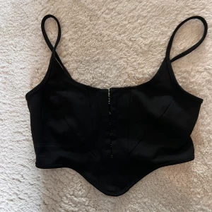 Topp NAKD - Svart korsett liknande topp från NAKD . Används tyvärr inte längre🖤 Strl S