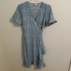 Ljusblå klänning - Vacker sommarklänning. Som ny, endast använd en gång. Slutar en bit ovanför knäna. 