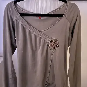 Unik fin tröja från Sellpy! Köpt för nått år sedan! Knappt använd av mig. Vet ej storlek men sitter som en S Nypris: Vet ej