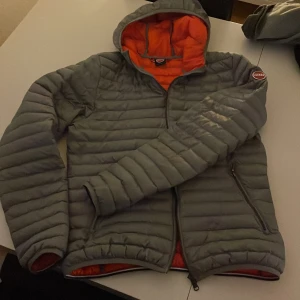 Colmar jacka  - Säljer denna snygga colmar jacka knappast använd överhuvudtaget! Verkligen helt som ny. 172cm 16y, säljes pga för liten för min del. Nypris runt 2000kr. 
