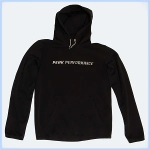 Svart Peak Performance Herr Hoddie - SVART HERR HOODIE STORLEK: M NYPRIS: 1000 MÄRKE:Peak Performance SKICK:Mycket gott skick MÅTT: PTP:49 ARM:55